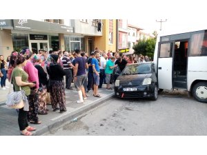 Freni boşalan minibüs park halindeki otomobile çarptı: 1 yaralı