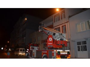 Evde uyuyakalan genç polisi ve itfaiyeyi alarma geçirdi