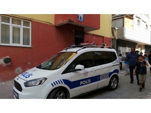 Apartman kapsını sıkıca tuttu, kadın hırsızları böyle yakalattı