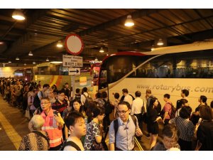 Hong Kong’da protestocular tren istasyonlarını bastı, ulaşım felç oldu