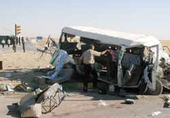 Güneysınır'da minibüs devrildi: 11 yaralı