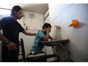 Esed rejiminin saldırısında bacaklarını kaybeden çocuk yardım bekliyor