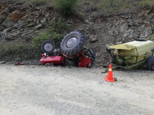 Devrilen traktörün altında kalarak öldü