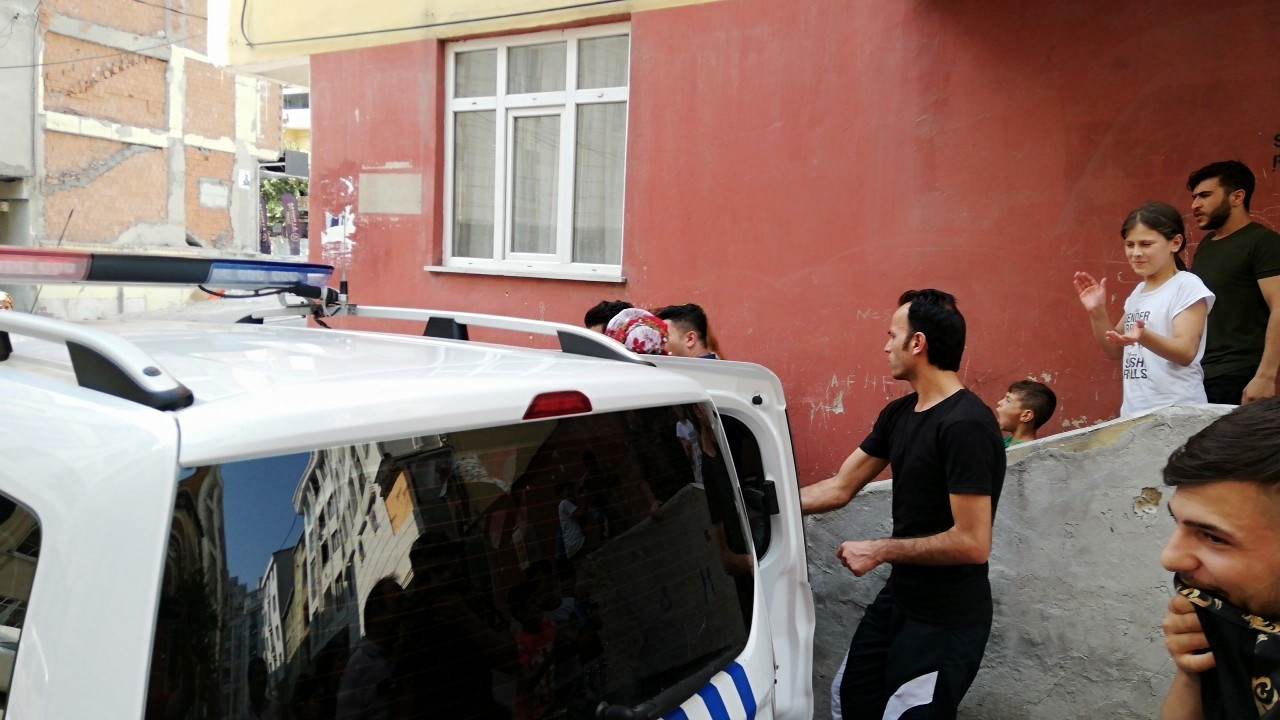 Sıkıca tutup polisi aradı... Bu kapının ardında ne var?