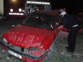 Polis aracına çarpan araç takla attı