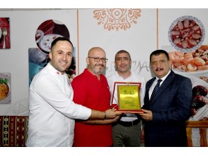 Başkan Gürkan Gürkan’dan kayısı reklamına plaket