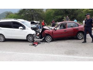 Kozan’da iki otomobil kafa kafaya çarpıştı: 3 yaralı