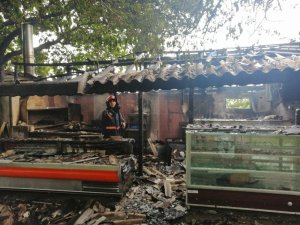 Çiftlikte çıkan yangında mutfak kısmı alevlere teslim oldu