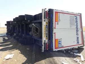 Cizre’de tır devrildi: 2 yaralı