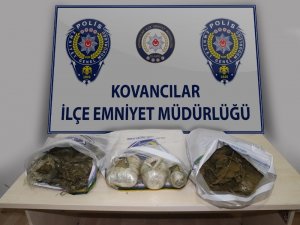 Lastiklere 7 kilo esrar gizledi, polise teslim oldu