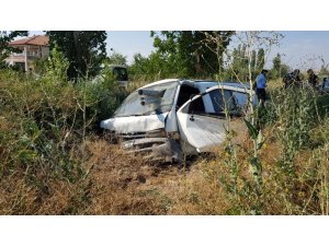 Direksiyon hakimiyeti kaybolan minibüs şarampole devrildi