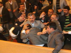 CHP kongresinde yine kavga!