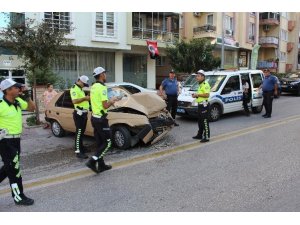 Otomobilin otobüsle çarpıştığı kaza anı kamerada