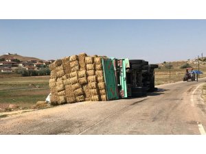 Saman yüklü kamyon devrildi: 1 yaralı