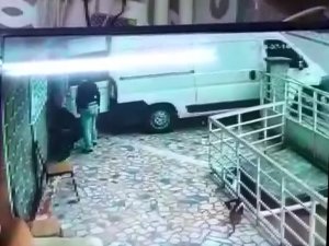 Ticari araçla hırsızlığa geldiler alarm çalınca hızla kaçtılar