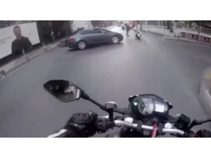 Motosiklet sürücüsü otomobile çarpmaktan son anda kurtuldu
