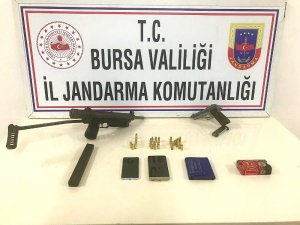 Silah kaçakçısı otomatik tabancayla yakalandı