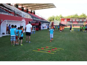 Karaköprü’de geleceğin futbolcuları yetişiyor