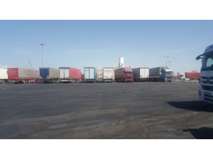 Suudi Arabistan'da 85 Türk tırı günlerdir limanda bekletiliyor