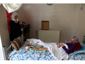 Suriyeli genç kız vücudunda şarapnel parçalarıyla yatağa mahkum yaşıyor