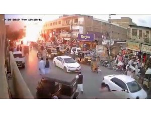 Pakistan’daki patlama güvenlik kamerasında