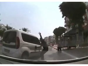 El freni boşalan park halindeki araç trafiğe daldı