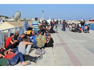 Ölüme yolculuktaki 5 şişme botta 180 göçmen yakalandı