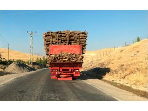 Siirt’te yük dolu kamyonun tehlikeli yolculuğu