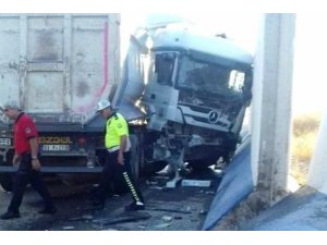 Duvara çarpan tırın sürücüsü öldü