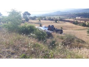 Kastamonu’da sunta yüklü tır tarlaya devrildi