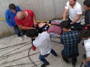 İnşaatın kapalı otoparkına düşen genç ağır yaralandı