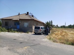 Yılanı vurmaya çalışırken hamile eşini öldürdüğü iddiası