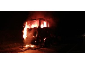 Seyir halindeki tır alev alev yandı