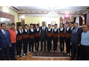 Şampiyon ekipten Vali Ayhan’a ziyaret