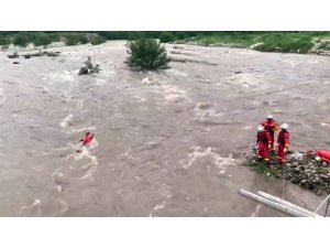 Nehirde mahsur kalan köylüleri itfaiye halatla kurtardı