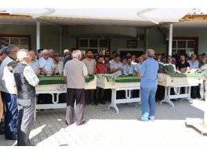 Kazada hayatını kaybeden anne, baba ve oğul son yolculuğuna uğurlandı