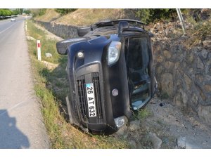 Kontrolden çıkan araç devrildi: 2 yaralı