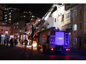 Buzdolabından çıkan yangın bina sakinlerini sokağa döktü