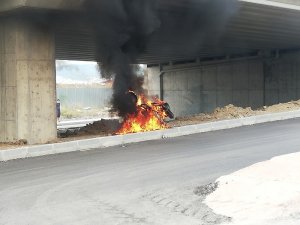 Arızalanan motosikletini yol kenarında yaktı