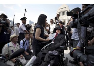 Japon imparatorundan parlamentoya tekerlekli sandalye düzeneği