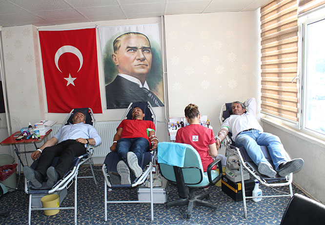 Yunak'ta Türk Kızılayı madalya dağıttı