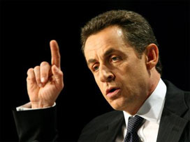 Fransa'da Sarkozy hezimete uğradı