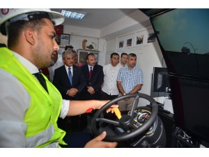 Meslek eğitim merkezi öğrencilerine forklift simülatör aracı