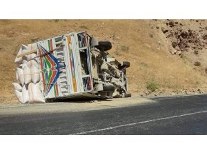 Siirt’te saman yüklü kamyon devrildi: 1 yaralı