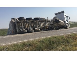 Mucur çeken tırın dorsesi devrildi