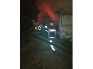 Plastik malzemelerin bulunduğu depo alev alev yandı