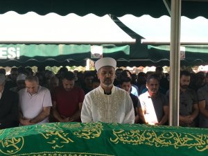 Sokak ortasında 4 kurşunla infaz edilen kadın toprağa verildi