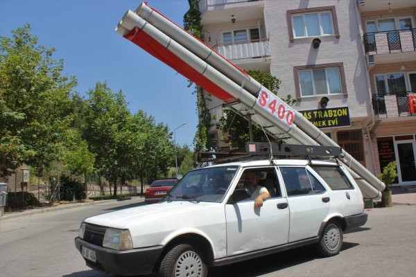 Aracına monte etti... S-400 maketiyle şehri turladı!