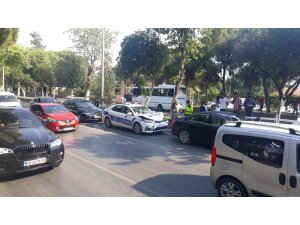 Polis ortada kaldı, 5 araba birbirine girdi