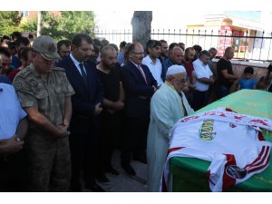 Elektrik akımına kapılan genç taraftar toprağa verildi